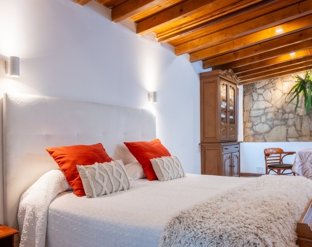 Habitación suite en Hotel Rural El Refugio en Gran Canaria, con cama cómoda y decoración acogedora.