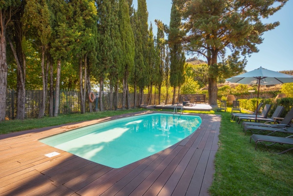 Vista del jardín del Hotel Rural El Refugio Gran Canaria, que incluye una piscina y sillas de jardín.